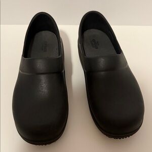 Crocs dual comfort women’s size 8 black non-skid‎ work clogs w/removable insole.